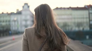 İçkiler ve insanlar konsepti - mutlu genç kadın ya da genç kız şehir bankında oturmuş kağıt bardaktan kahve içiyor.