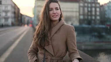 Portre genç çekici gülümseme kadın kameraya bak şehir merkezinde mutlu moda kızı yaz yüz teknolojisi güzel yavaş çekim caddesi