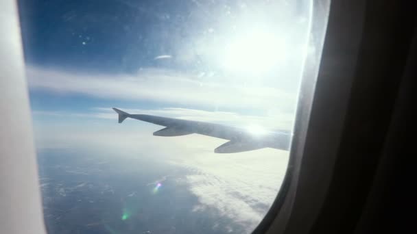 Atemberaubende Aufnahmen Von Luftaufnahmen Über Wolken Aus Dem Flugzeugfenster Mit — Stockvideo