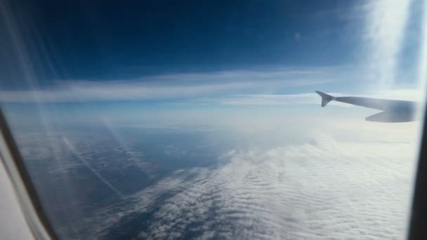 Atemberaubende Aufnahmen Von Luftaufnahmen Über Wolken Aus Dem Flugzeugfenster Mit — Stockvideo