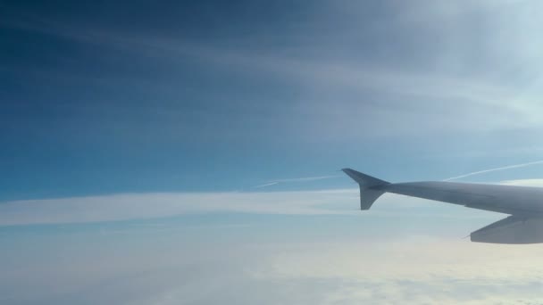 Потрясающие Кадры Воздушного Вида Над Облаками Окна Самолета Голубым Небом — стоковое видео