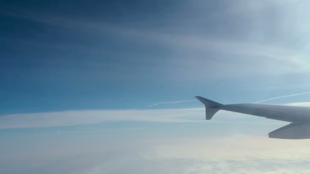 青空と飛行機の窓から雲の上空撮の見事な映像 雲の切れ間から空から地球のビュー ビデオ 空中映像 旅行の概念 — ストック動画