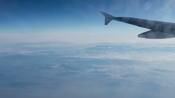 Mavi Gökyüzü Ile Uçak Penceresinden Bulutların Üzerinde Hava Görünümünü Çarpıcı — Stok video