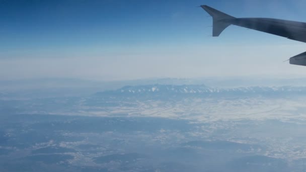 Потрясающие Кадры Воздушного Вида Над Облаками Окна Самолета Голубым Небом — стоковое видео