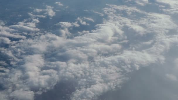 Superbes images de vue aérienne au-dessus des nuages depuis la fenêtre de l'avion avec un ciel bleu. vue de la terre du ciel à travers les nuages. Vidéo 4K. Des images aériennes. Concept de voyage 