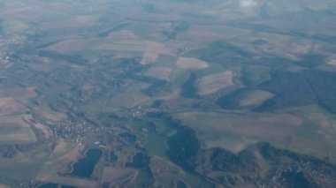 Mavi gökyüzü ile uçak penceresinden bulutların üzerinde hava görünümünü çarpıcı görüntüleri. Dünya'dan gökyüzüne Bulutların arasından bir bakış. 4k video. Havadan görüntüleri. Seyahat kavramı