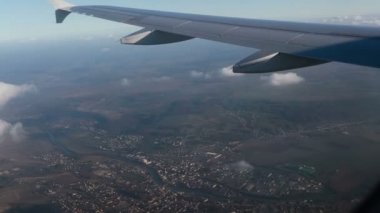 Mavi gökyüzü ile uçak penceresinden bulutların üzerinde hava görünümünü çarpıcı görüntüleri. Dünya'dan gökyüzüne Bulutların arasından bir bakış. 4k video. Havadan görüntüleri. Seyahat kavramı