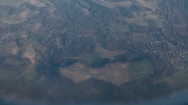 Mavi Gökyüzü Ile Uçak Penceresinden Bulutların Üzerinde Hava Görünümünü Çarpıcı — Stok video