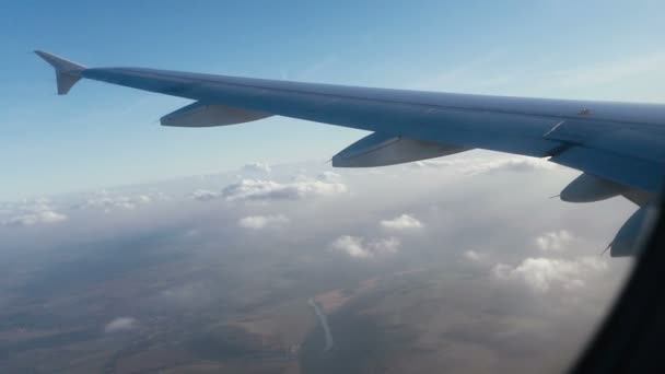 Mavi Gökyüzü Ile Uçak Penceresinden Bulutların Üzerinde Hava Görünümünü Çarpıcı — Stok video