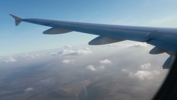 Atemberaubende Aufnahmen Von Luftaufnahmen Über Wolken Aus Dem Flugzeugfenster Mit — Stockvideo