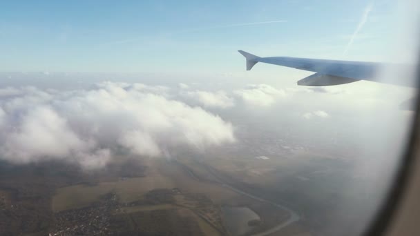 Imagens Impressionantes Vista Aérea Acima Das Nuvens Janela Avião Com — Vídeo de Stock