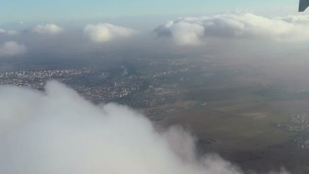 Приголомшливі Кадри Повітряного Вигляду Над Хмарами Вікна Літака Блакитним Небом — стокове відео