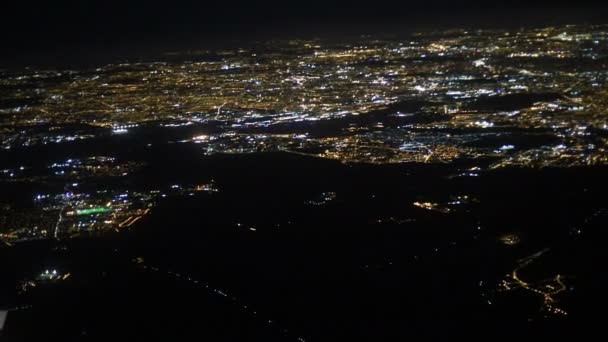 飞行夜城市灯 完美的电影 数字创作 从天空中通过云层看到了地球 空中镜头 旅行理念 巴黎之夜的景色 — 图库视频影像