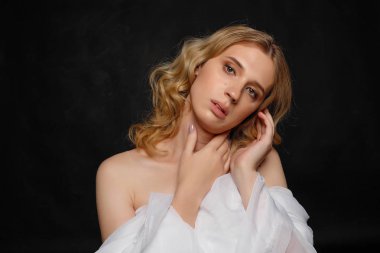 sarı saçlı güzel genç transeksüel, koyu mavi arka plan