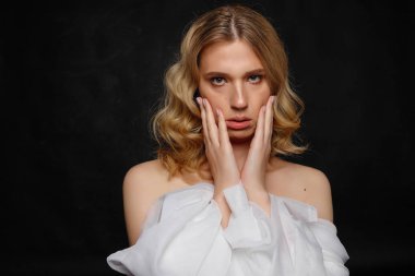 sarı saçlı güzel genç transeksüel, koyu mavi arka plan