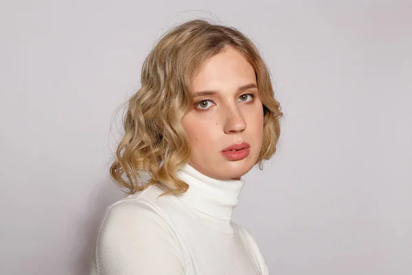 Retrato de una hermosa mujer transgénero con cabello rubio —  Fotos de Stock