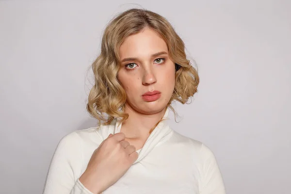 Retrato de una hermosa mujer transgénero con cabello rubio —  Fotos de Stock