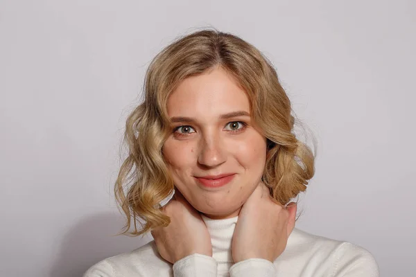 Retrato de una hermosa mujer transgénero con cabello rubio — Foto de Stock