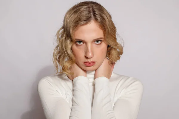 Retrato de una hermosa mujer transgénero con cabello rubio — Foto de Stock