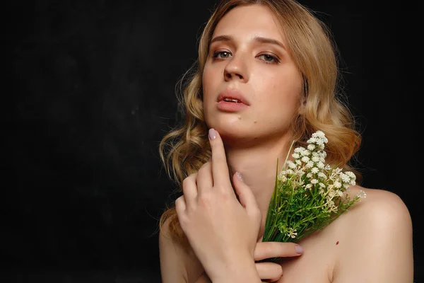 Mooie jonge transgender met blond haar, donkerblauwe achtergrond — Stockfoto