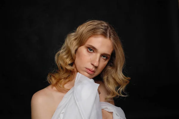 Mooie jonge transgender met blond haar, donkerblauwe achtergrond — Stockfoto
