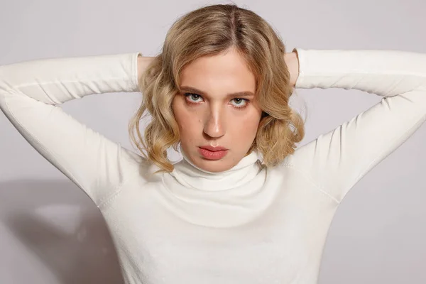 Retrato de una hermosa mujer transgénero con cabello rubio — Foto de Stock