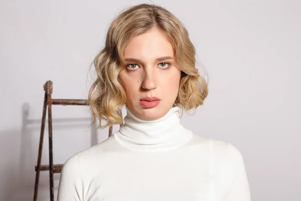 Retrato de bela mulher transgênero com cabelo loiro — Fotografia de Stock