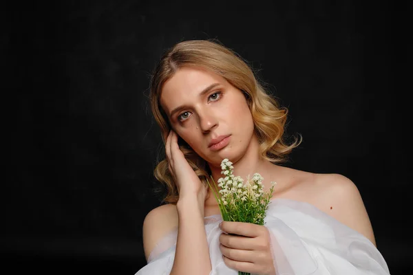 Belle jeune transgenre aux cheveux blonds, fond bleu foncé — Photo