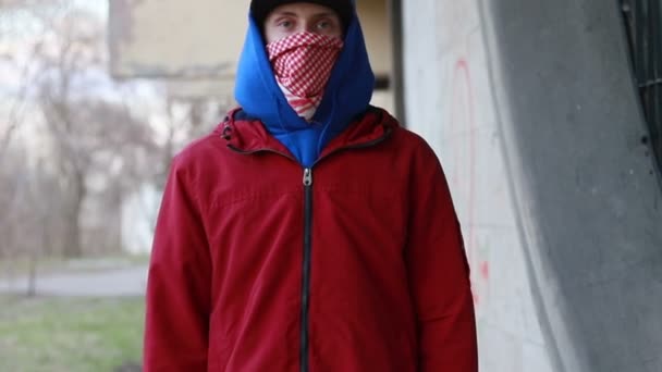 Jeune Homme Anonyme Cagoule Debout Près Mur Tenant Peinture Par — Video