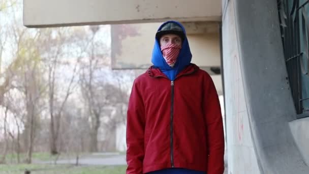 Kar Maskeli Kimliği Belirsiz Genç Adam Duvarın Yanında Duruyor Elinde — Stok video