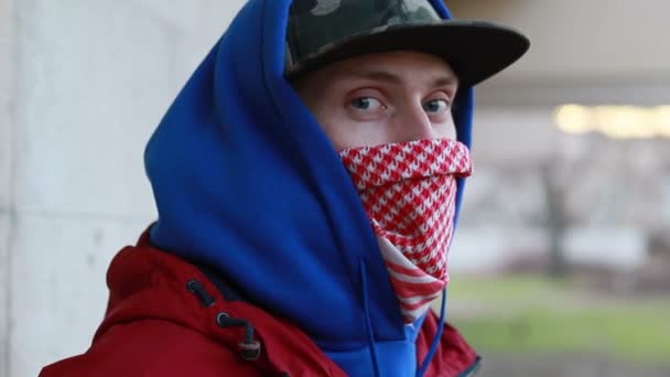 Агресивний Злочинець Одягнув Балаклаву Капот Ховається Перед Нападом Небезпека — стокове відео