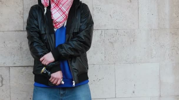 Anonimowy Młody Człowiek Kominiarce Stojący Przy Ścianie Trzymający Farbę Sprayu — Wideo stockowe