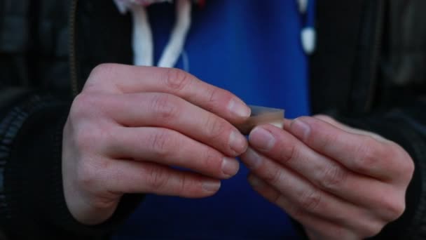 Premier Plan Des Mains Préparant Une Cigarette Avec Tabac Papier — Video