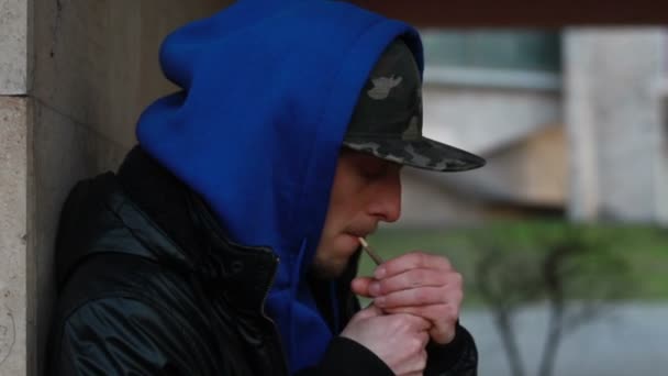 Portrait Homme Élégant Fumant Cigarette Sur Fond Urbain Coucher Soleil — Video