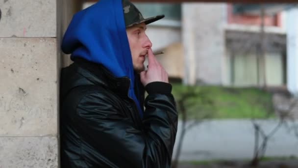 Ritratto Uomo Elegante Che Fuma Sigaretta Sfondo Urbano Durante Tramonto — Video Stock
