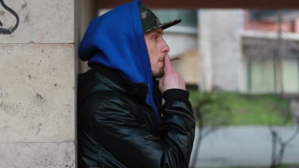 Retrato Hombre Elegante Fumando Cigarrillo Fondo Urbano Durante Puesta Del — Vídeos de Stock