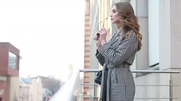 Vonzó Lány Egy Kabátot Utcán Egy Városban Süt Nap Mint — Stock videók