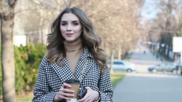 Glimlachend Elegante Vrouw Trenchcoat Wandelen Koffie Drinken Uit Papier Cup — Stockvideo