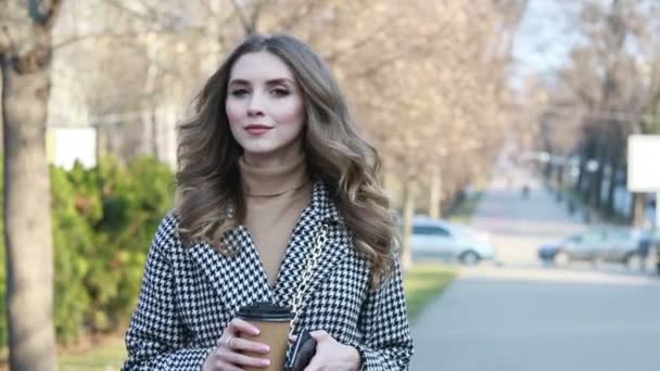 Femme Élégante Souriante Trench Coat Marchant Buvant Café Dans Une — Video