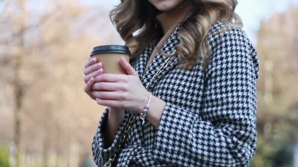 Glimlachend Elegante Vrouw Trenchcoat Wandelen Koffie Drinken Uit Papier Cup — Stockvideo