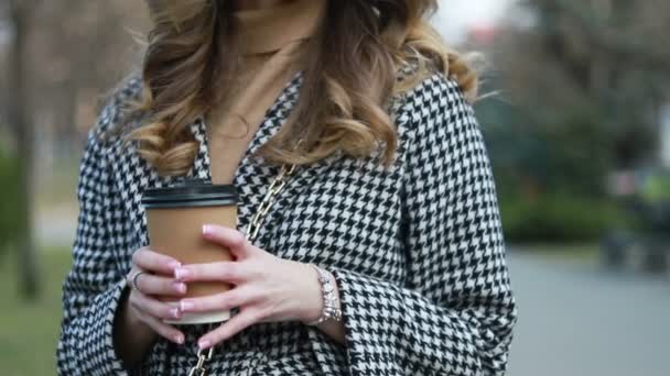 Mujer Elegante Sonriente Gabardina Caminar Beber Café Taza Papel Sonriente — Vídeos de Stock