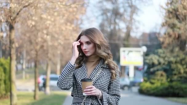 Glimlachend Elegante Vrouw Trenchcoat Wandelen Koffie Drinken Uit Papier Cup — Stockvideo