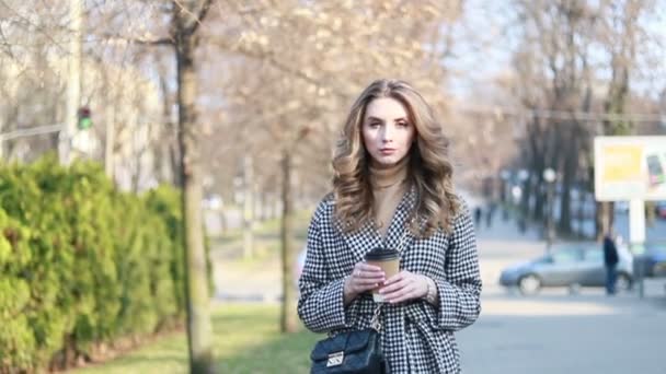 Mujer Elegante Sonriente Gabardina Caminar Beber Café Taza Papel Sonriente — Vídeos de Stock