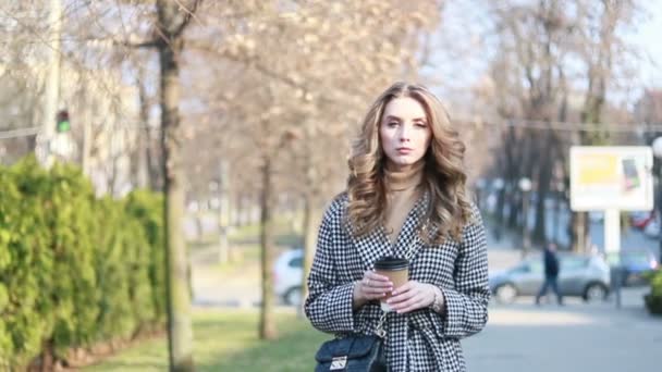 Mujer Elegante Sonriente Gabardina Caminar Beber Café Taza Papel Sonriente — Vídeos de Stock