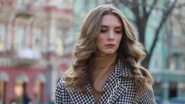 Attraktives Mädchen Mantel Auf Der Straße Einer Stadt Die Sonne — Stockvideo