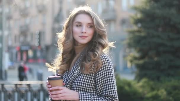 Mujer Elegante Sonriente Gabardina Caminar Beber Café Taza Papel Sonriente — Vídeo de stock