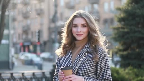 Mujer Elegante Sonriente Gabardina Caminar Beber Café Taza Papel Sonriente — Vídeo de stock