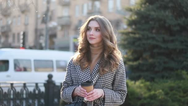Uśmiechnięta Elegancka Kobieta Wykopu Płaszcz Chodzenie Picie Kawy Kubka Papieru — Wideo stockowe