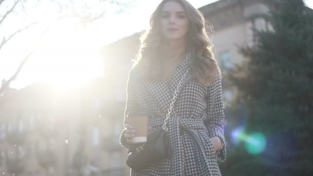 Donna Elegante Sorridente Trench Camminare Bere Caffè Dalla Tazza Carta — Video Stock