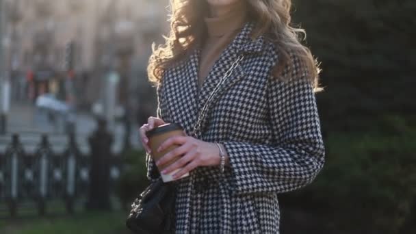 Glimlachend Elegante Vrouw Trenchcoat Wandelen Koffie Drinken Uit Papier Cup — Stockvideo